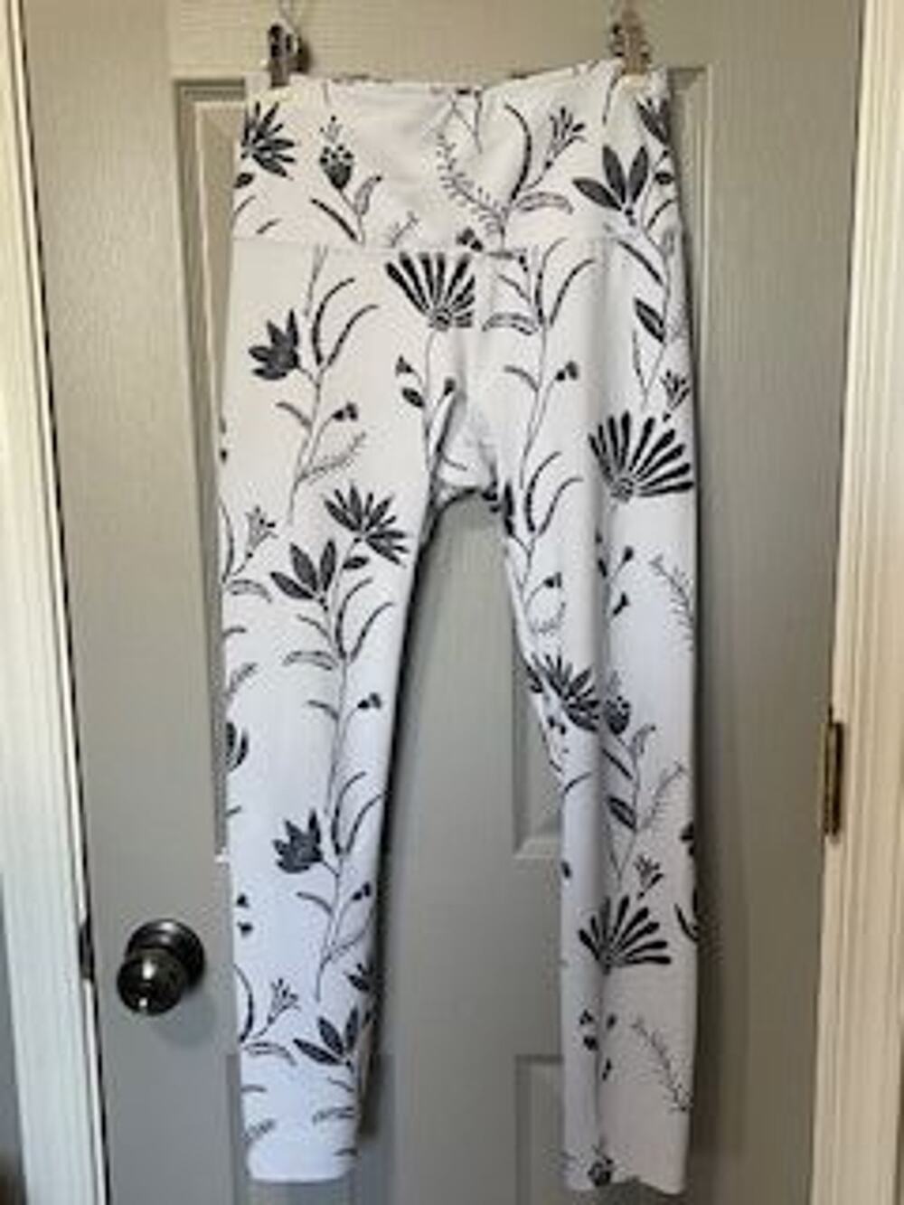 #B509 PRE-LOVED Layer 8 wildflower print 7/8 length leggings size small